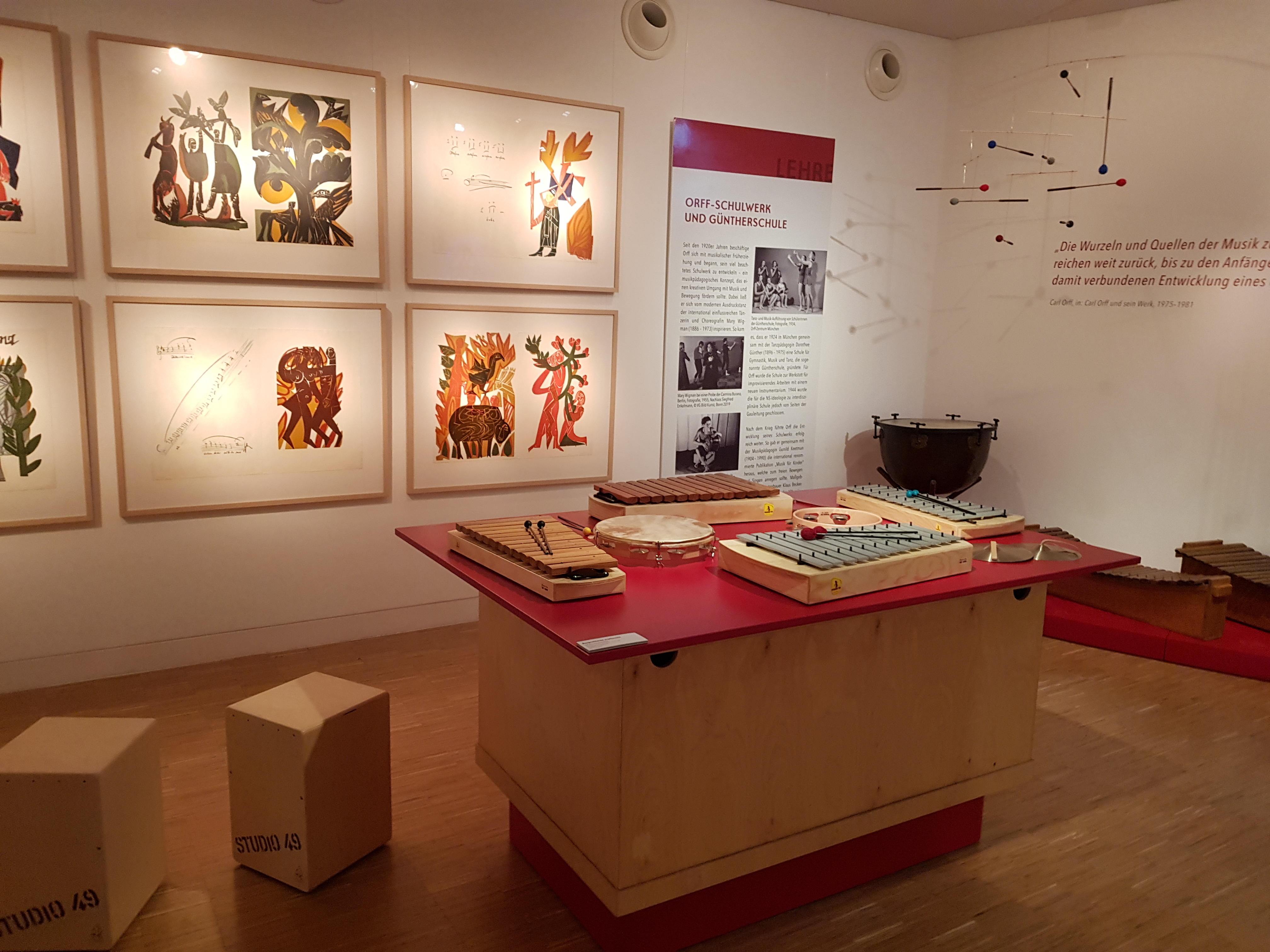 Ausstellung Spieltisch Instrumente.jpg